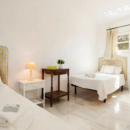 펜션 Traditional Town House With Large Pool