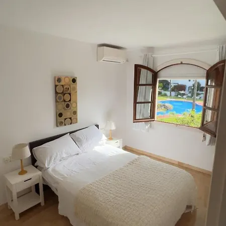 Traditional Town House With Large Pool 펜션