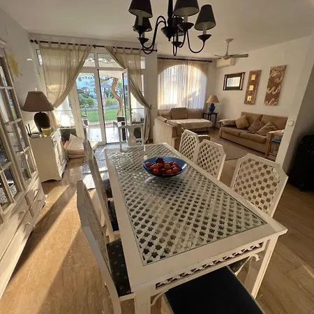 Traditional Town House With Large Pool Ferienhaus Estepona